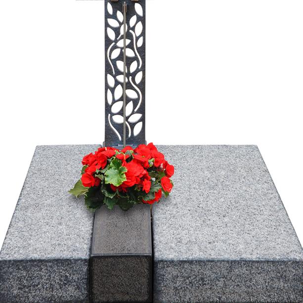 Dunkle Granit Urnengrab Liegeplatte mit Grabkreuz in Bronze - Avelino Cruzis