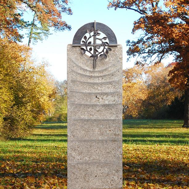 Urnengrab Grabstein Muschelkalk mit Kreuz Symbol Bronze - Levanto Cruzis