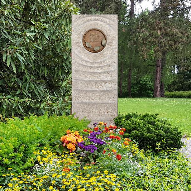 Muschelkalk Einzelgrabstein mit Bronze Symbol Floral - Levanto Florale