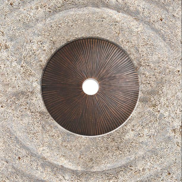 Muschelkalk Einzelgrabstein mit Bronze Element Scheibe - Levanto Momento