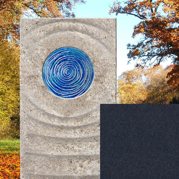 Muschelkalk Einzelgrabstein zweiteilig hell/dunkel mit Glas in blau - Sovello Celeste