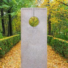 Urnengrabstein aus Granit New Rosa mit runder �ffnung -...