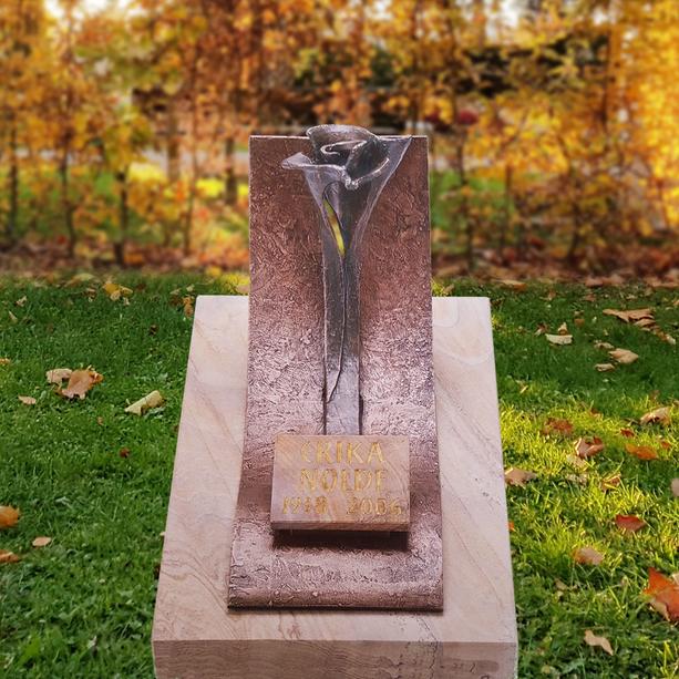 Moderner Urnengrab Liegestein mit Bronze Symbol Floral - Valletri