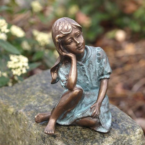 Bronzefigur Mädchen im Kleid sitzt nachdenklich - Chorelie