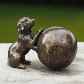 Kleiner Hund mit Kugel - Grabfigur aus Bronze - Wachender...