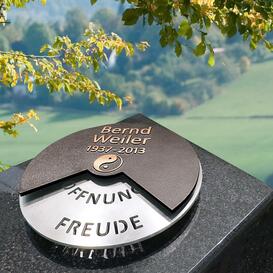 Drehbare Bronzeplatte als einzigartige Gedenktafel f�r...