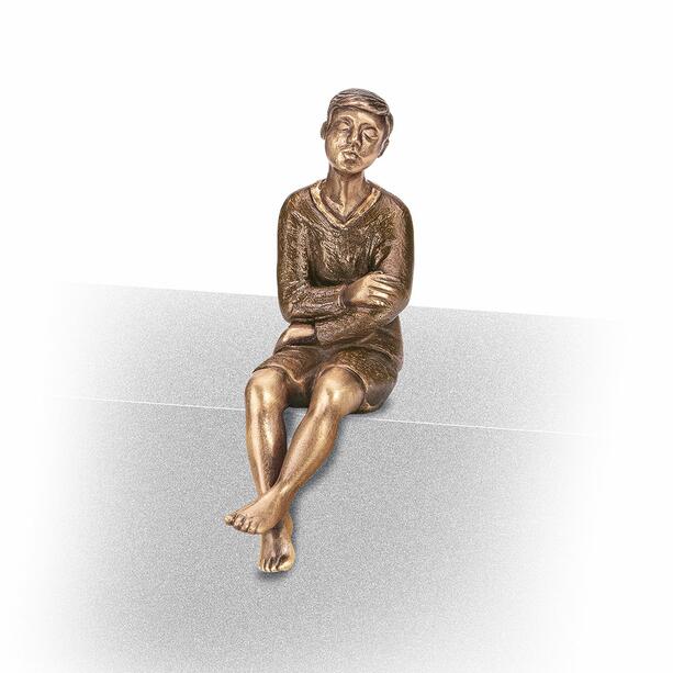 Sitzender Junge - moderner Grabschmuck aus Bronze oder Aluminium - Adeo