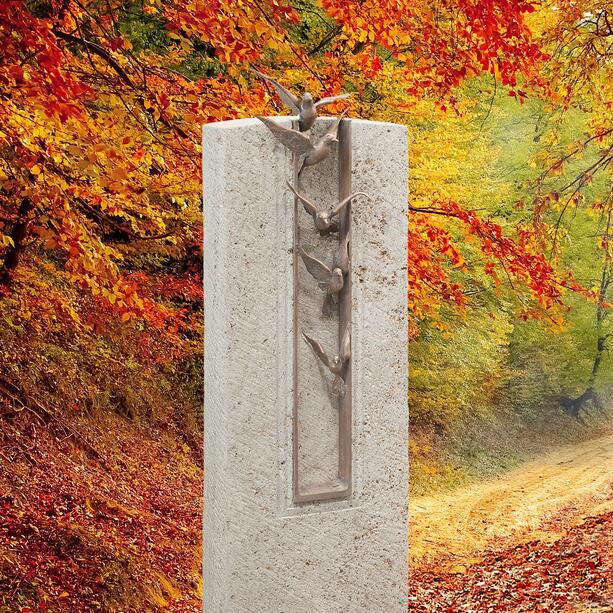 Einzelgrabstein aus Kalkstein mit Bronzeornament Motiv Vgel - Volare