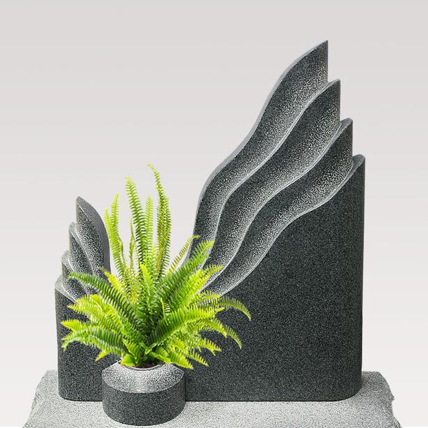 Zweiteiliger Granit Doppelgrabstein mit Farn Bepflanzung - Symeon Felce