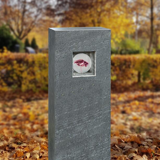 Urnengrab Grabdenkmal in Granit mit Glaskugel & Blumen Ornament - Genevive Vetro