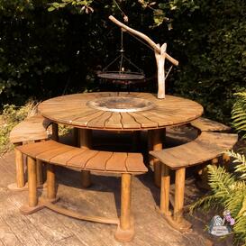 Runde Outdoor Sitzecke aus Holz mit Grill & Feuerschle -...
