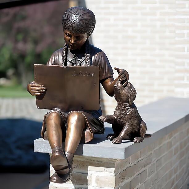 Mdchen mit Hund liest im Buch - Kinder Bronzeskulptur - Mia & Rufo