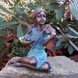 Sitzende Bronze Mdchenfigur mit Violine im blauen Kleid...