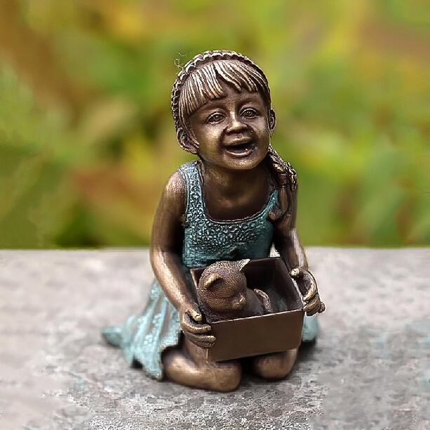 Lachendes Mdchen mit Ktzchen im Karton - Bronze Grabfigur - Josi