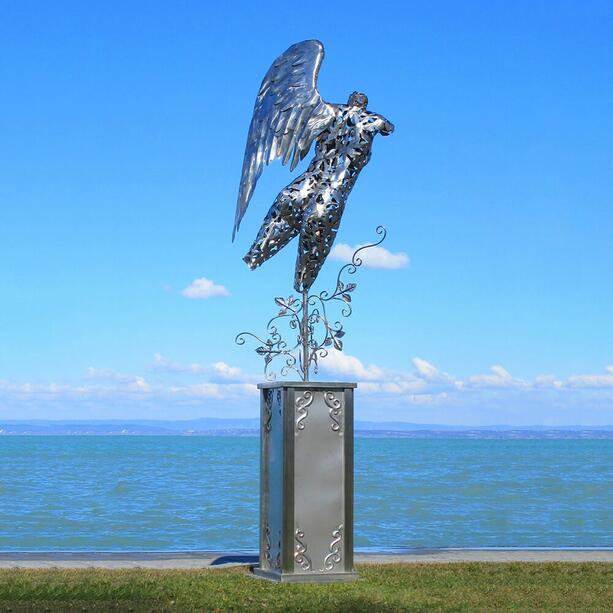 Metall Engelskulptur mit Sockel in Rostoptik oder Edelstahl - Volantini