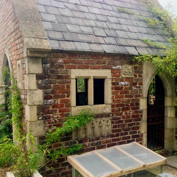 Antiker Steinpavillon geschlossen mit gotischen Bgen - Exford Chapell