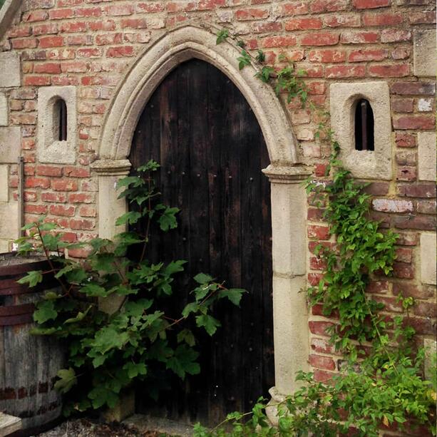 Antiker Steinpavillon geschlossen mit gotischen Bgen - Exford Chapell