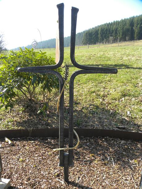 Handgeschmiedetes Grabkreuz aus Stahl mit Ähre - Esterano