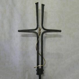 Handgeschmiedetes Grabkreuz aus Stahl mit hre - Esterano
