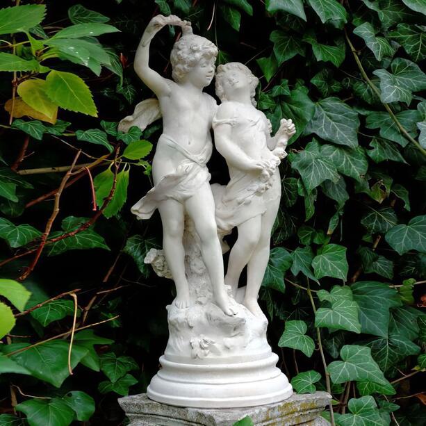 Romantische Skulptur fr die Grabgestaltung - Junge & Mdchen aus Steinguss - Rosa & Alfio