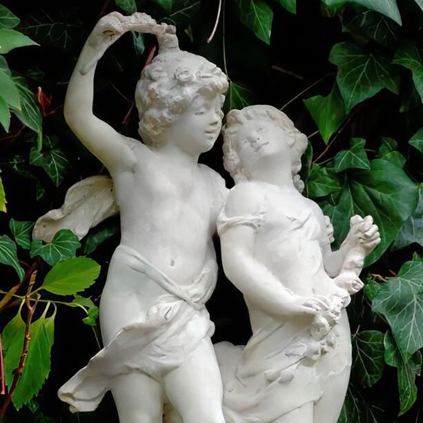 Romantische Skulptur fr die Grabgestaltung - Junge & Mdchen aus Steinguss - Rosa & Alfio