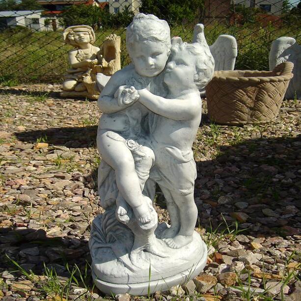 Steinguss Skulptur fr den Friedhof - Trost spendende Kinder Figur - Liro & Sani