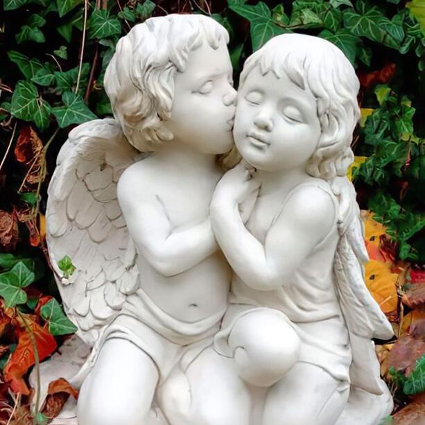 Grabtrster aus Steinguss - zwei liebevoll gestaltete Engel fr den Friedhof - Teres & Aretha