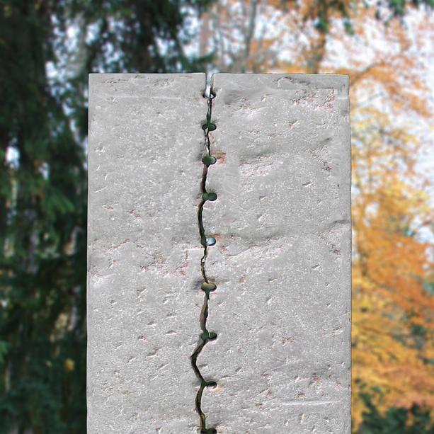Grabdenkmal Naturstein vom Steinmetz mit Riss - Svevo