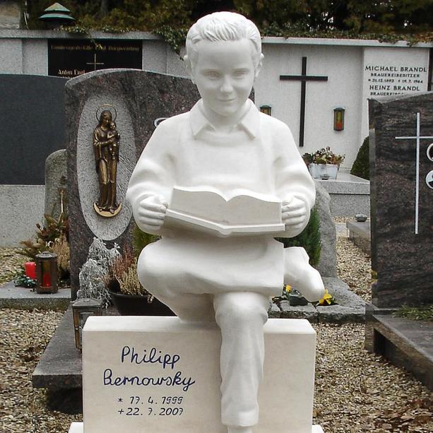 Urnengrab Grabskulptur Junge mit Buch - Novella