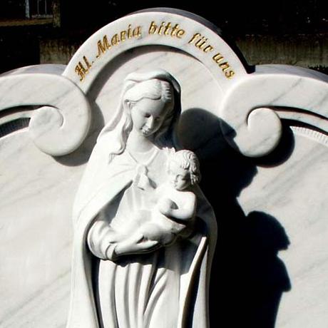 Weißer Marmorgrabstein mit Madonna Skulptur - Madonna