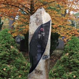 Grabmal Familiengrab Stele aus Basalt mit Rose - Loras