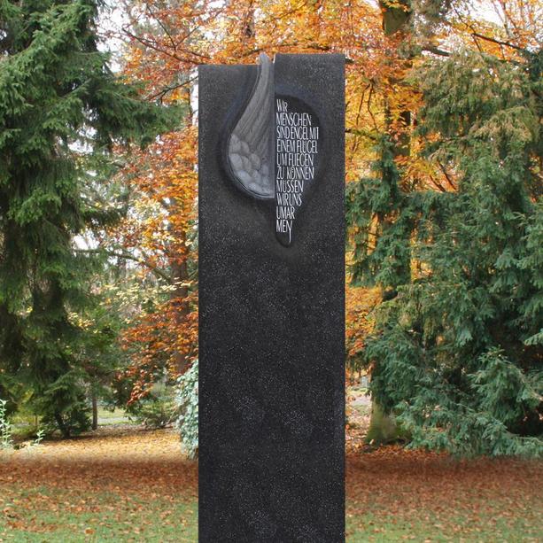 Schwarzer Urnengrabstein Granit Stele mit Flügel Relief - Fleurie