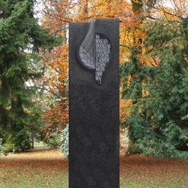 Schwarzer Urnengrabstein Granit Stele mit Flgel Relief -...