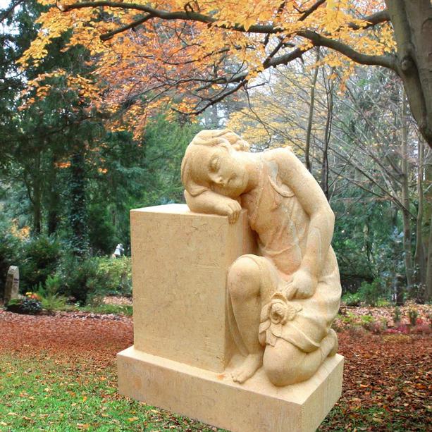 Kindergrab Gedenkstein mit Mädchen Figur - Josefine