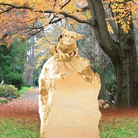Rustikaler Grabstein mit kleinem Drachen - Grisu