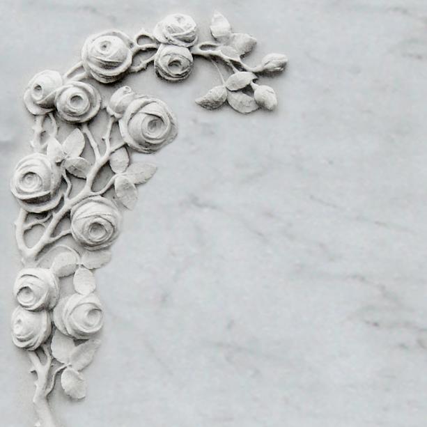 Romantisches Grabmal mit Blumen - Corianda