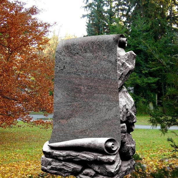 Granit Grabmal mit Schriftenrolle - Voltaire