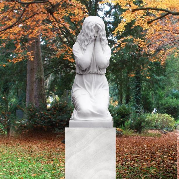 Heller Grabstein mit Frauenplastik - Die Trauernde