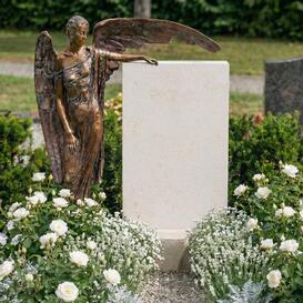 Heller Grabstein mit Bronzeengel - Clara