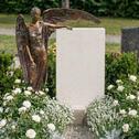 Grabstein mit Bronze Engel hell - Clara