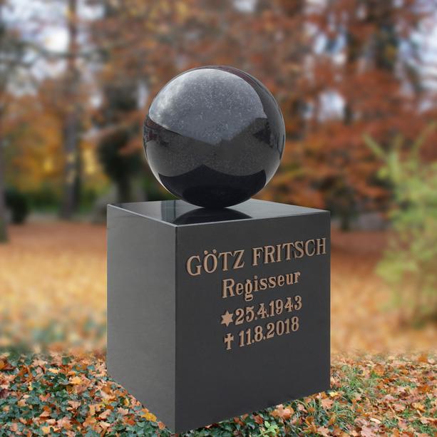 Dunkles Grabdenkmal mit Kugel Steinmetz - Stein des Glcks