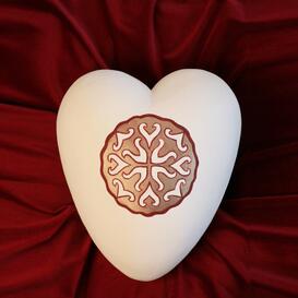 Spezielle Herz Naturfaserurne mit Ornament in Wei�...
