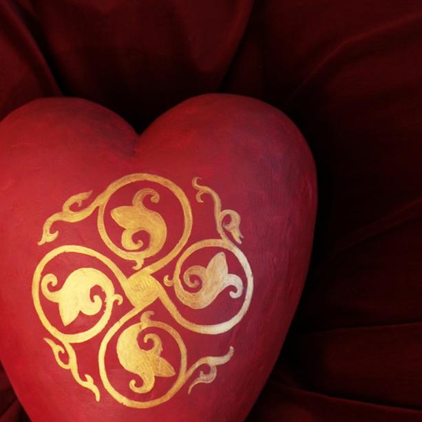 Ausgefallene Herz Überurne in Rot mit Lilien online - Pica