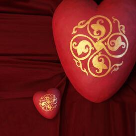 Besondere herzf�rmige Urne in Rot mit Lilien  - Pico / mit Standfu�