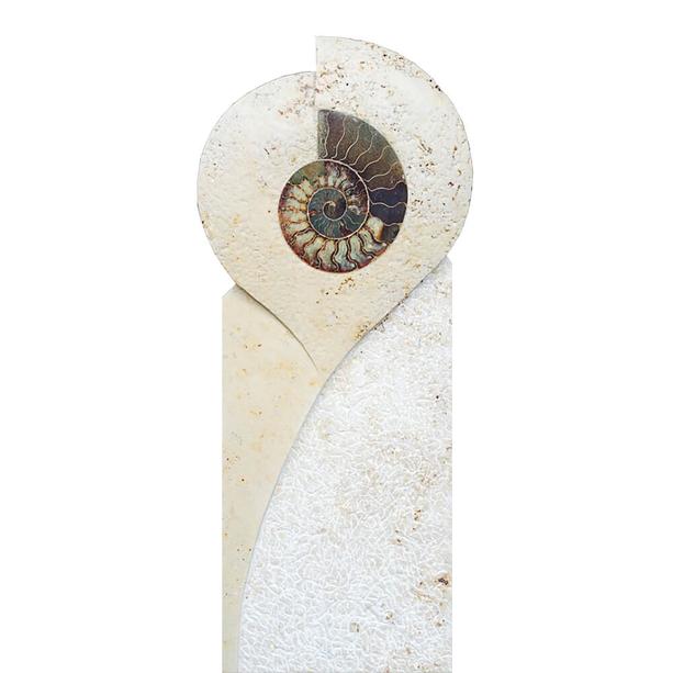Individueller Naturgrabstein stehend mit Ammonit  - Caravagio