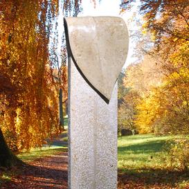 Moderner Naturgrabstein vom Bildhauer mit Blatt - Millet