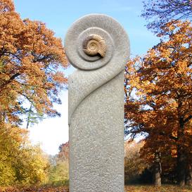 Besonders Grabdenkmal fr ein Urnengrab mit Fossil in...