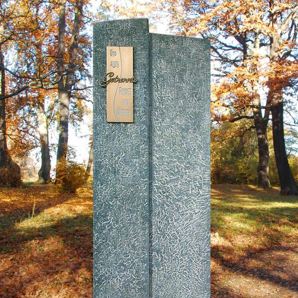 Schnes Urnengrabmal aus Naturstein mit Bronzeplatte - Tivolo
