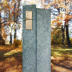 Schnes Urnengrabmal aus Naturstein mit Bronzeplatte -...