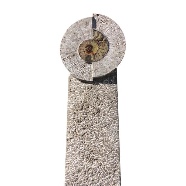 Grabstein fr Doppelgrab aus Kalkstein mit Ammonit - Venturi